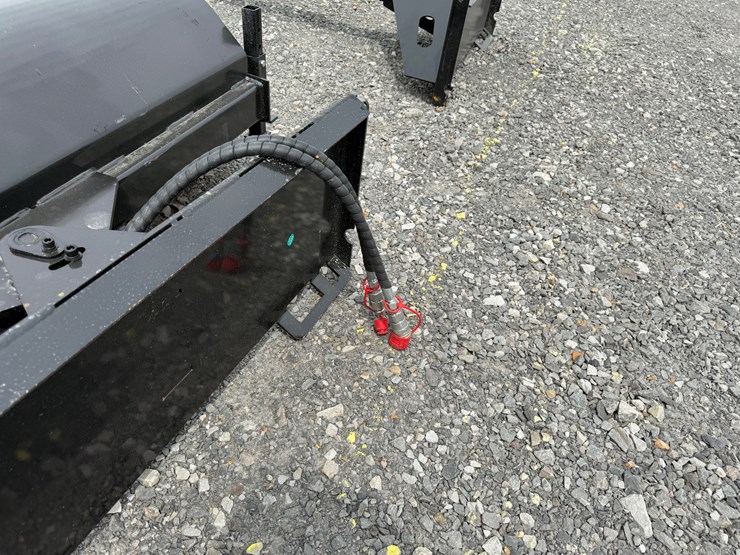 #2000-•-#26269-•-unused-giyi-77"-skid-steer-sweeper-dqsj250726-image-5