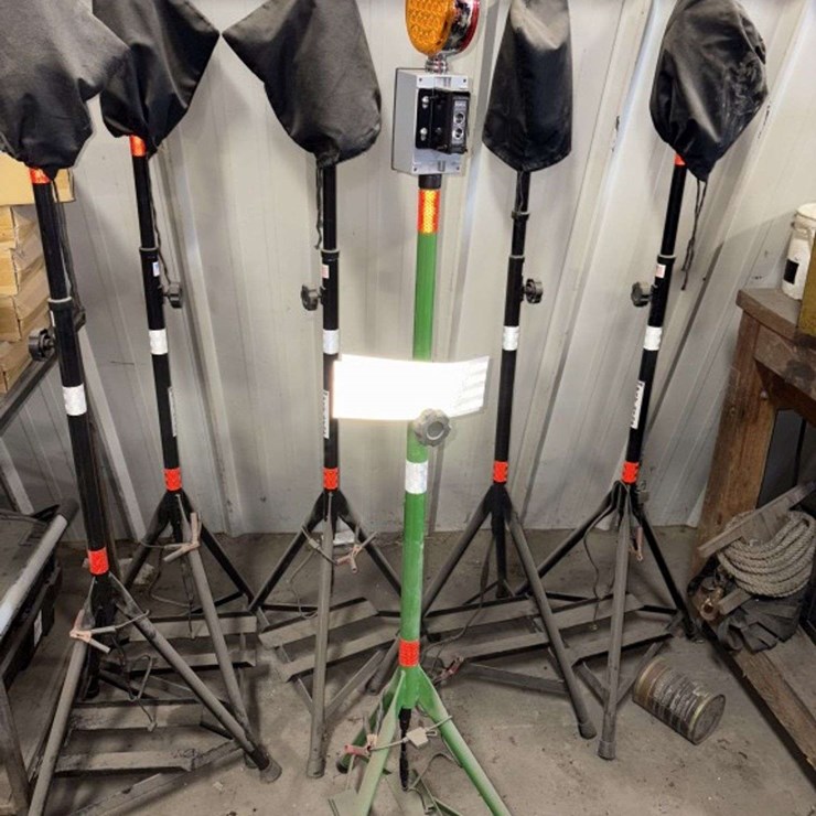 (6) PIT STOP Trailer Locaters, 12V, (2) pcs reflective tape, with covers