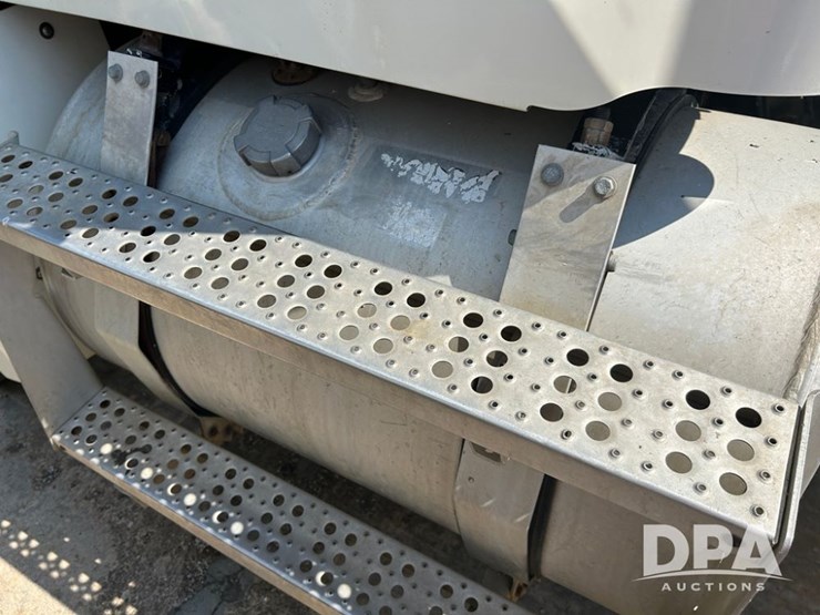1998-freightliner-day-cab-truck-(cp0657,-unit-28648)-image-12