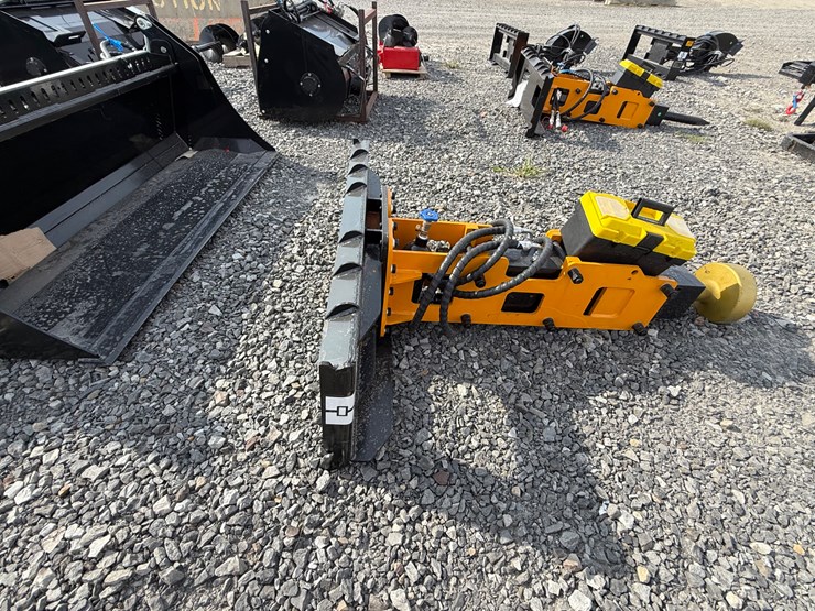 #2000-•-#26322-•-unused-giyi-skid-steer-post-driver-dzc6802507153-image-13