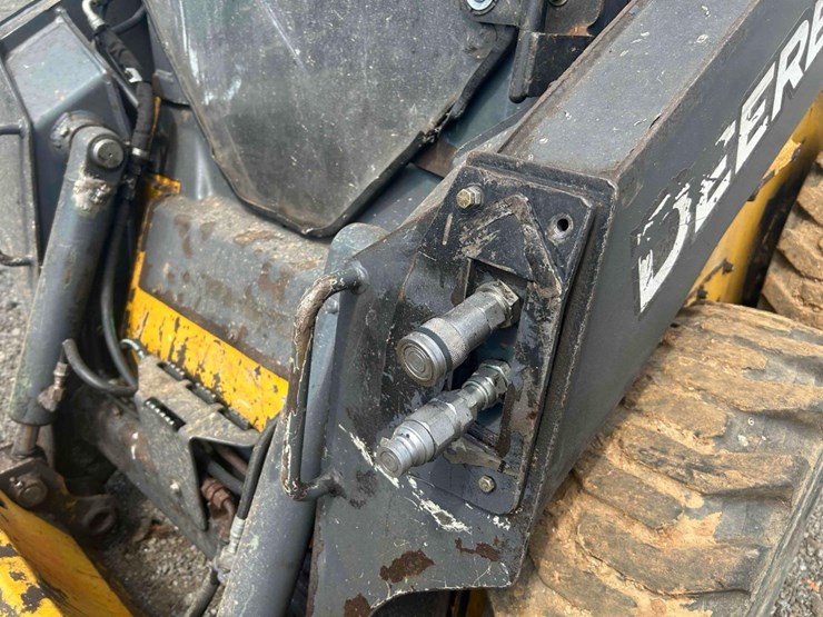 2020-deere-318g-image-12