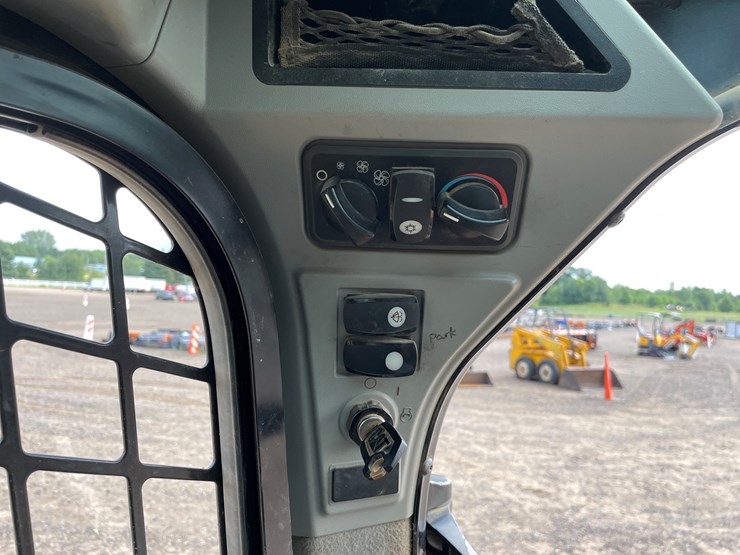 2014-caterpillar-262d-image-23