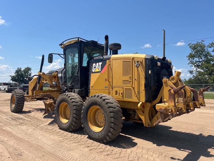 2011-caterpillar-140m2-image-2