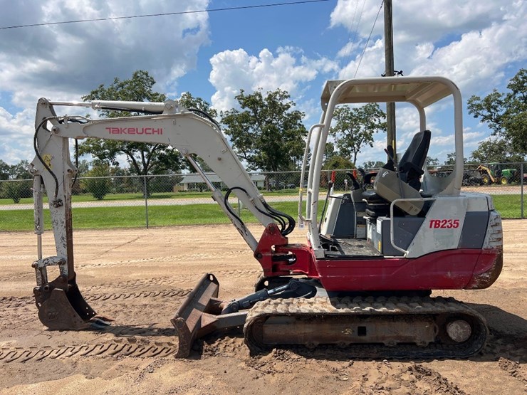 2010-takeuchi-tb235-image-1