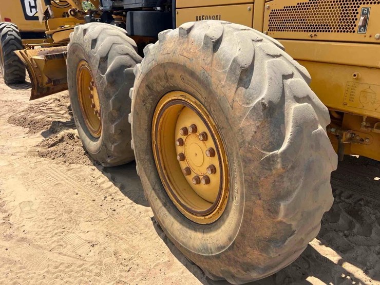 2011-caterpillar-12m-image-27