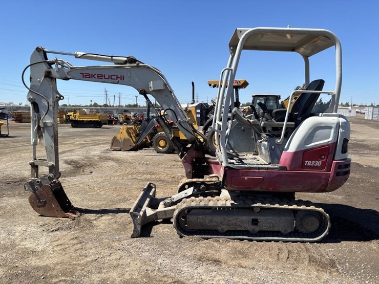 2016-takeuchi-tb230-image-5