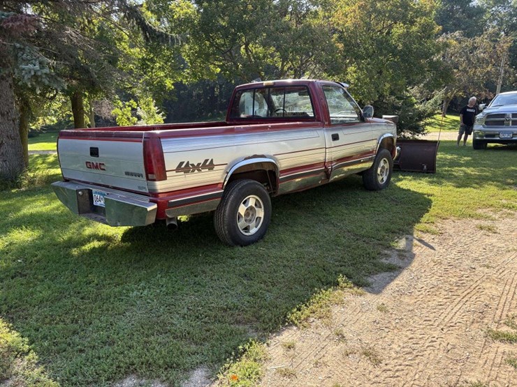 1990-chevy-silverado-k1500-4x4,-reg-cab,-8’-box,-245/75r16-tires-on-alloy-rims,-350-v8,-block-heater-image-3