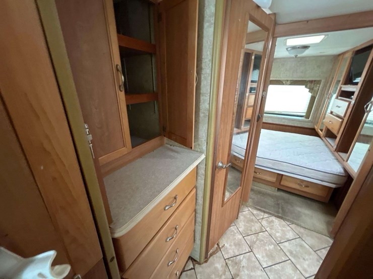 2007-national-rv-dolphin-35ft-class-a-motorhome-image-15