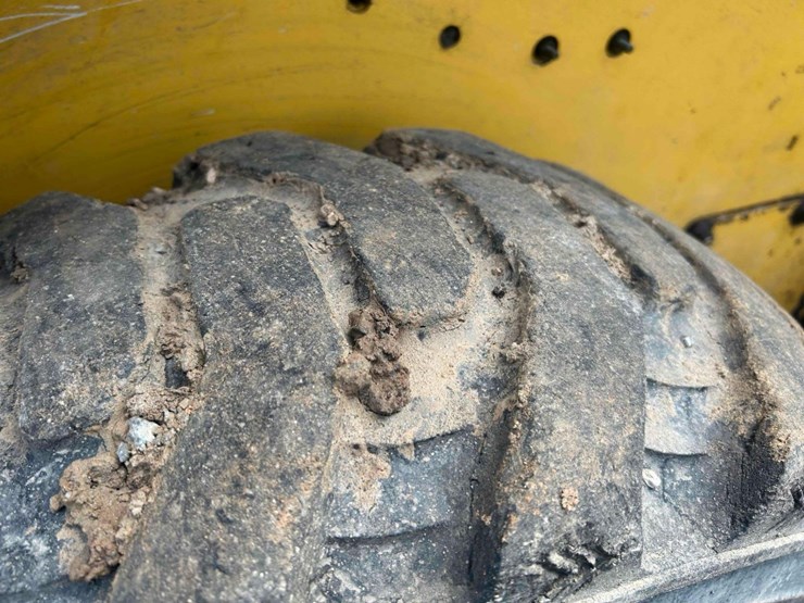2020-deere-318g-image-14