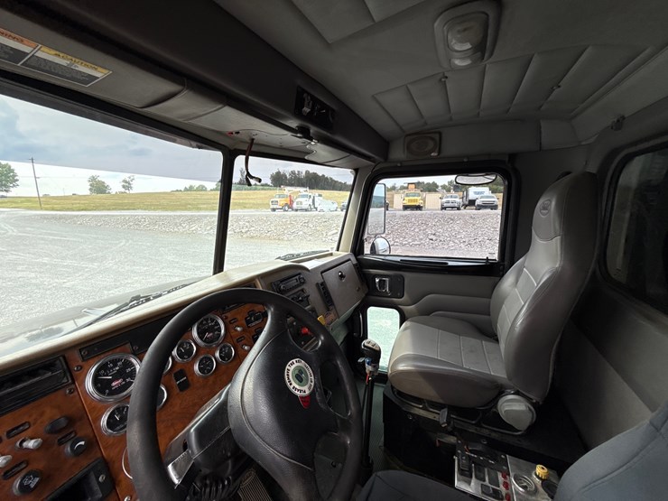 peterbilt-340-image-30