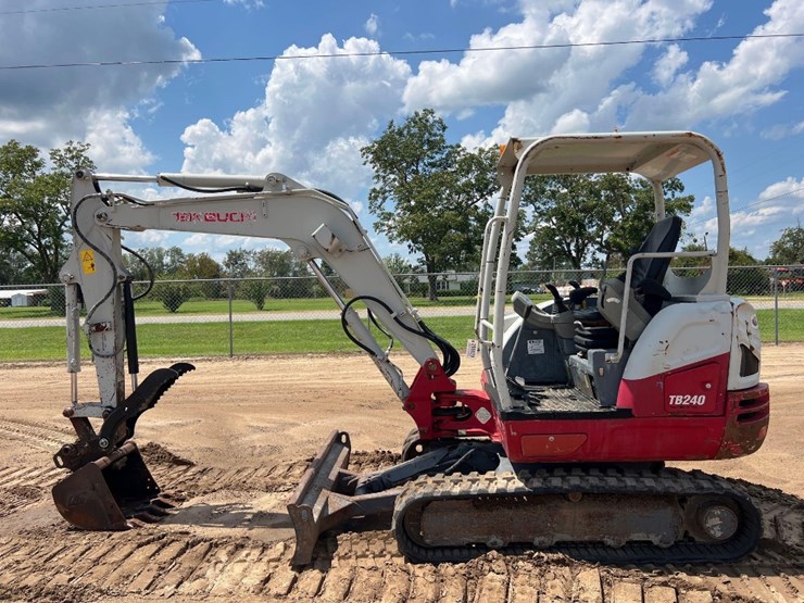 2017-takeuchi-tb240-image-1