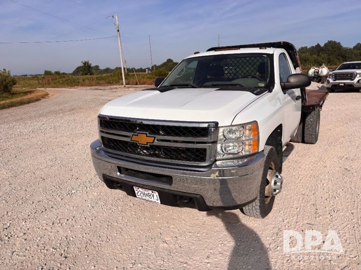 2012-chevrolet-3500-image-2