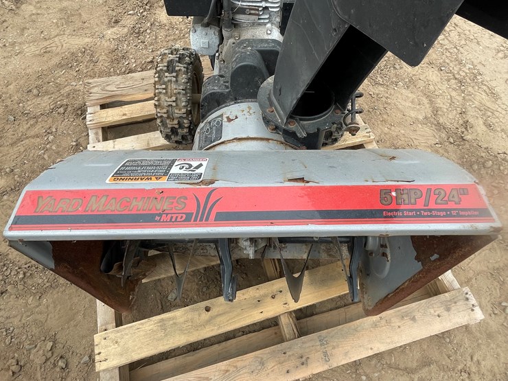 #9633-•-yard-machines-snowblower-image-10