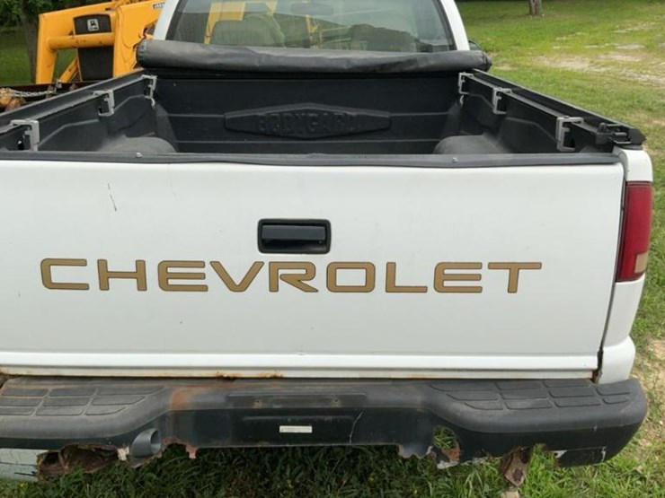 #143-•-2002-chevy-s10-truck-image-19