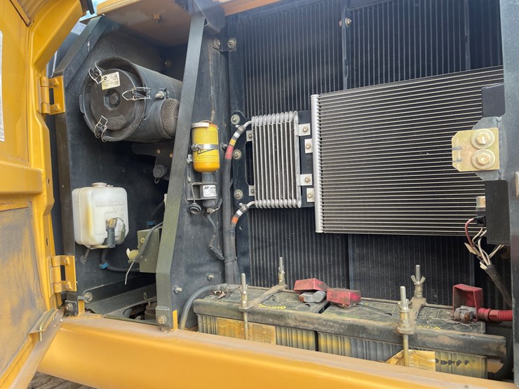 deere-160d-lc-image-37
