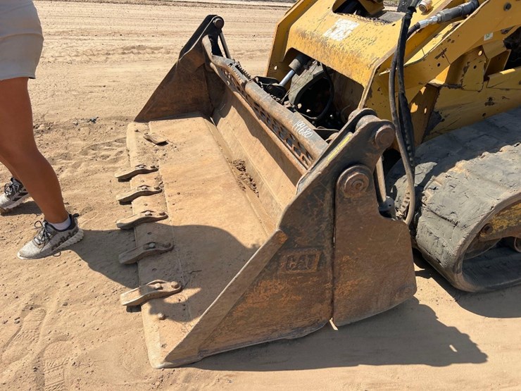 2015-caterpillar-299d-image-9