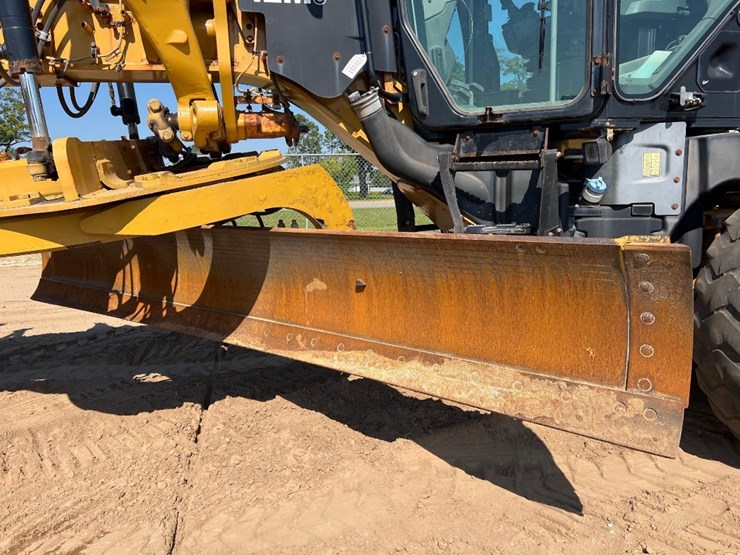 2017-caterpillar-12m3-image-32