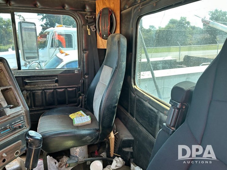 1998-freightliner-day-cab-truck-(cp0657,-unit-28648)-image-33