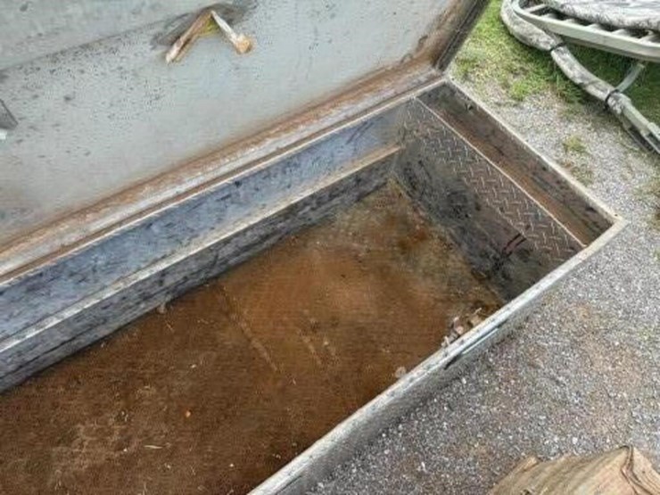 truck-bed-tool-box-69"-length-image-4