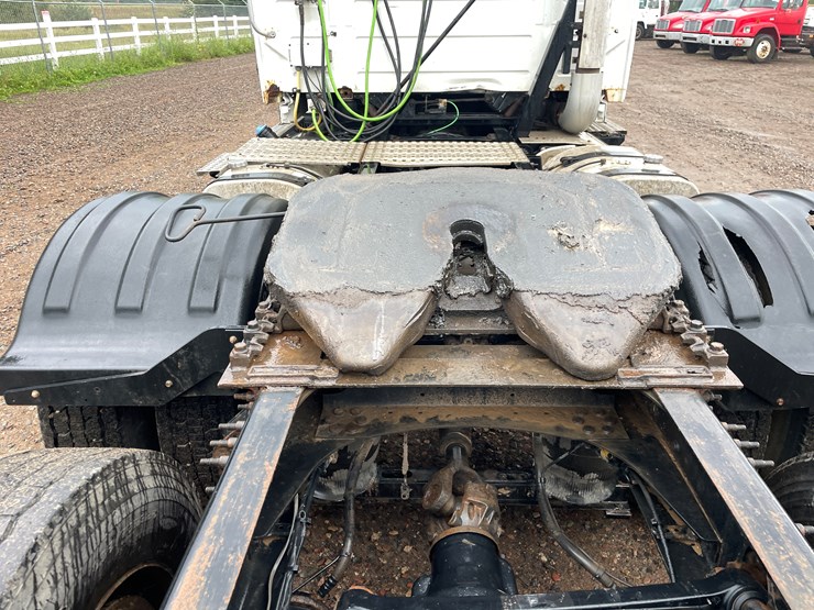 #2146-•-2012-volvo-d13-truck-tractor-(has-mn-title)-image-10