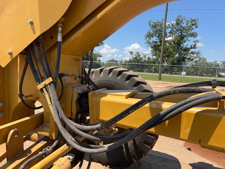2011-caterpillar-140m2-image-10