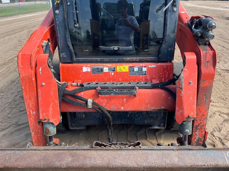 2022-kubota-ssv75-image-15