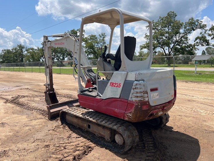 2010-takeuchi-tb235-image-2