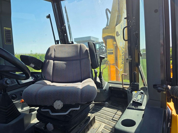 new-holland-lb75-image-36