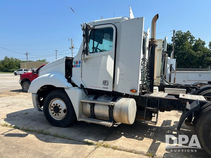 2002-freightliner-columiba-day-cab-truck-(cp0659,-unit-28071)-image-3