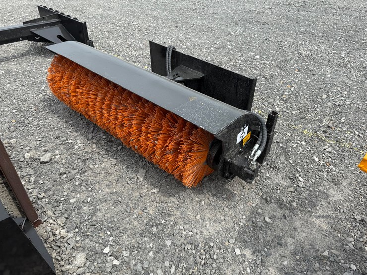 #2000-•-#26269-•-unused-giyi-77"-skid-steer-sweeper-dqsj250726-image-1