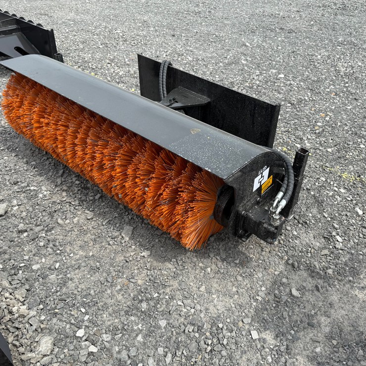 #2000 • #26269 • Unused GIYI 77" Skid Steer Sweeper DQSJ250726