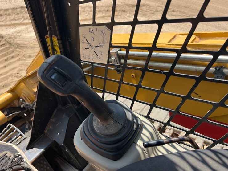 2012-caterpillar-279c2-image-25