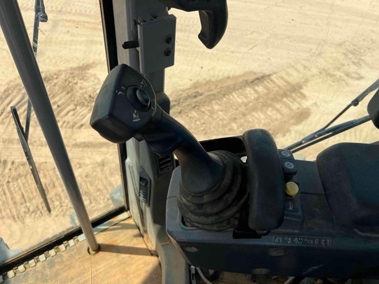 2011-caterpillar-12m-image-30