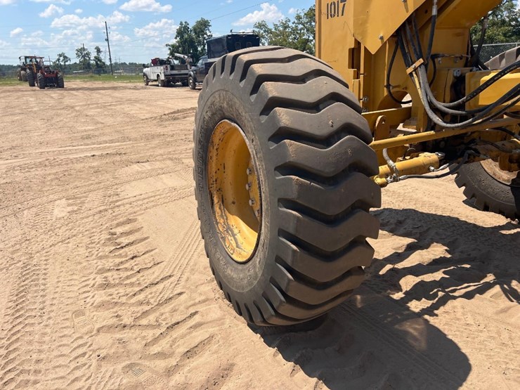 2011-caterpillar-140m2-image-29