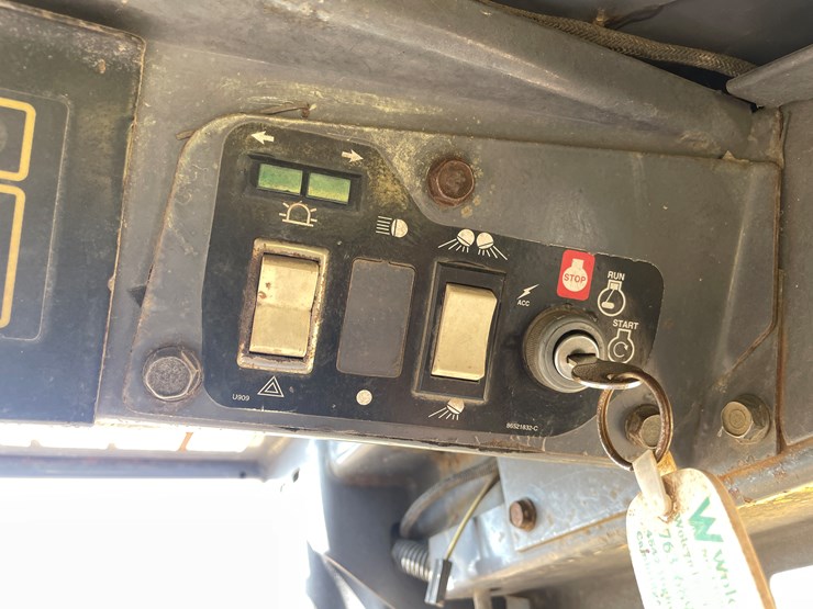 #2058-•-new-holland-l5180-skid-loader-image-11