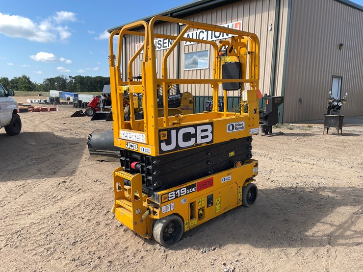 #2020-•-2021-jcb-scissor-lift-image-1