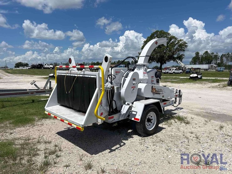 2017-e-z-beever-m12r-towable-brush-chipper-image-3