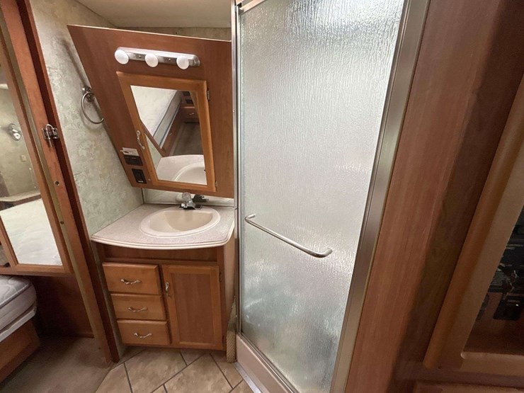 2007-national-rv-dolphin-35ft-class-a-motorhome-image-16