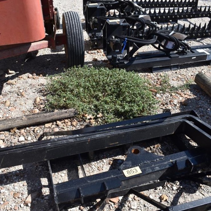 SKID STEER PALLET FORK