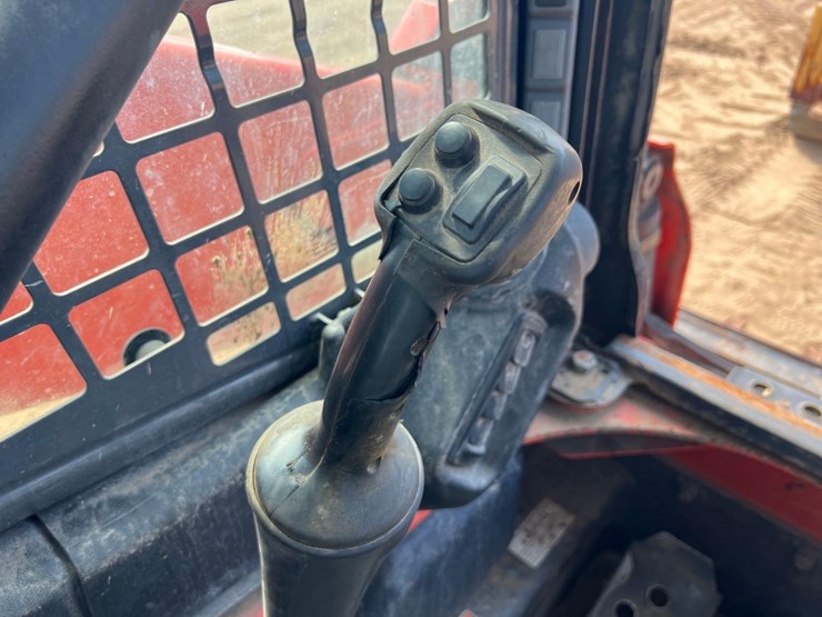 2022-kubota-ssv75-image-24