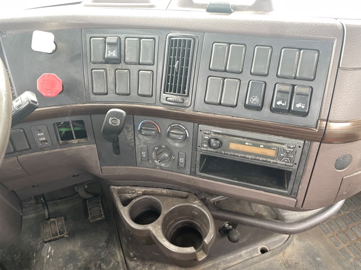 #2145-•-2012-volvo-d13-truck-tractor-(has-mn-title)-image-30