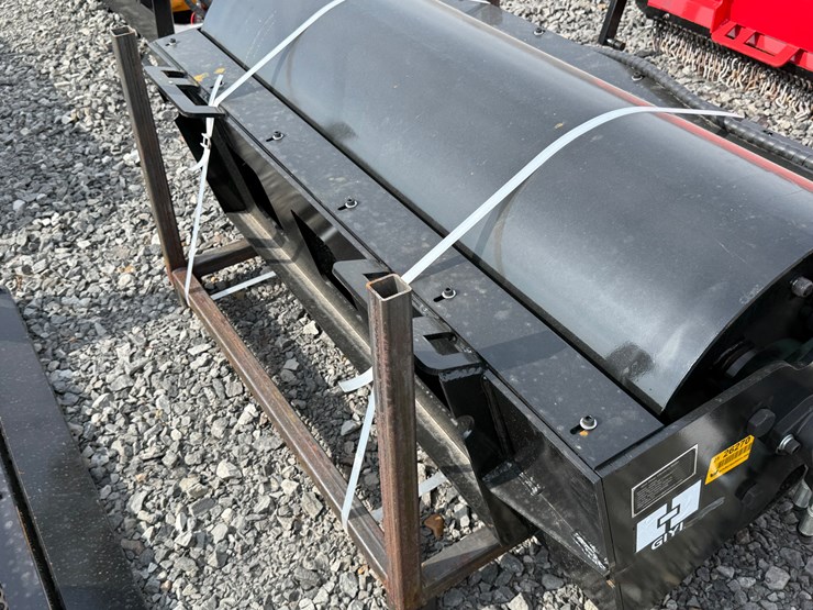 #2000-•-#26270-•-unused-giyi-69"-skid-steer-vibratory-roller-dyluj250788-image-9
