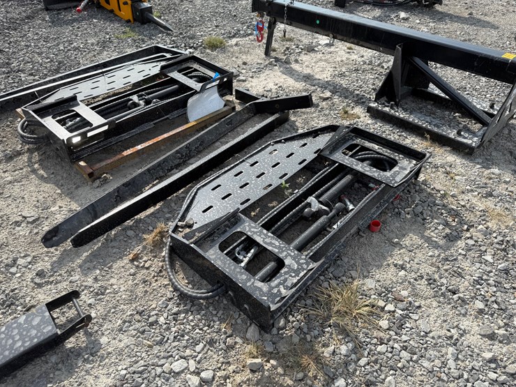 #2000-•-#26267-•-unused-giyi-60"-skid-steer-side-shift-fork-dcyhc2507192-image-3