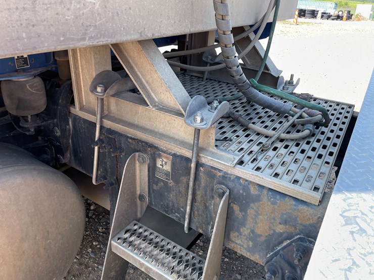 #2108-•-2012-peterbilt-truck-tractor-(has-mn-title-in-delay)-image-13