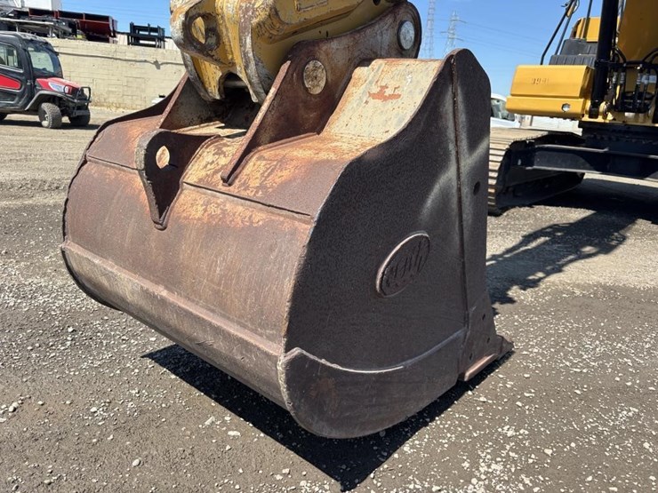 2020-caterpillar-320-image-10