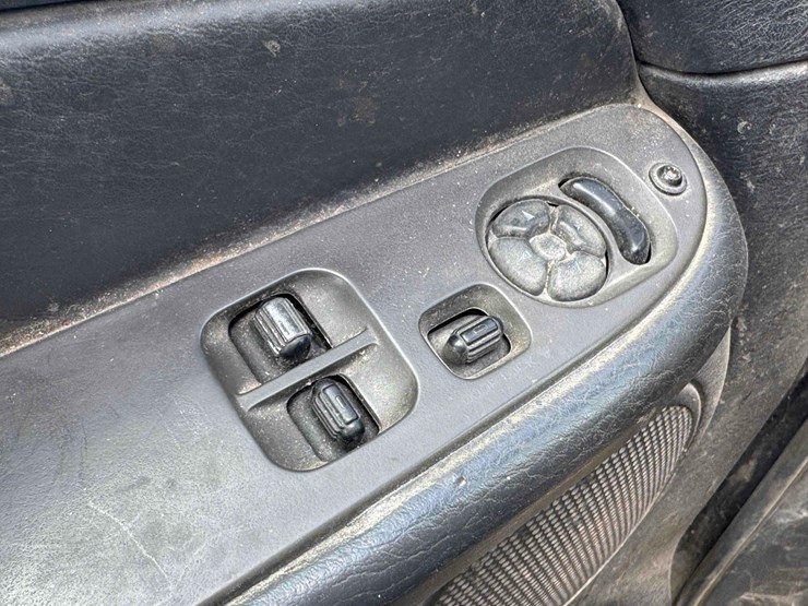 2004-dodge-1500-image-18