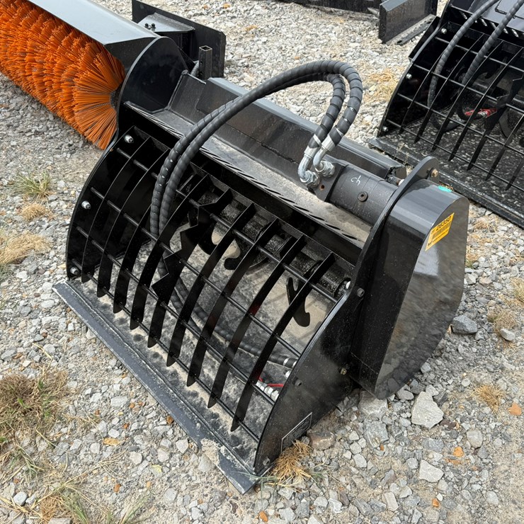 #230 • #26350 • Unused GIYI Mini Skid Steer Mixing Bucket JBD2507105