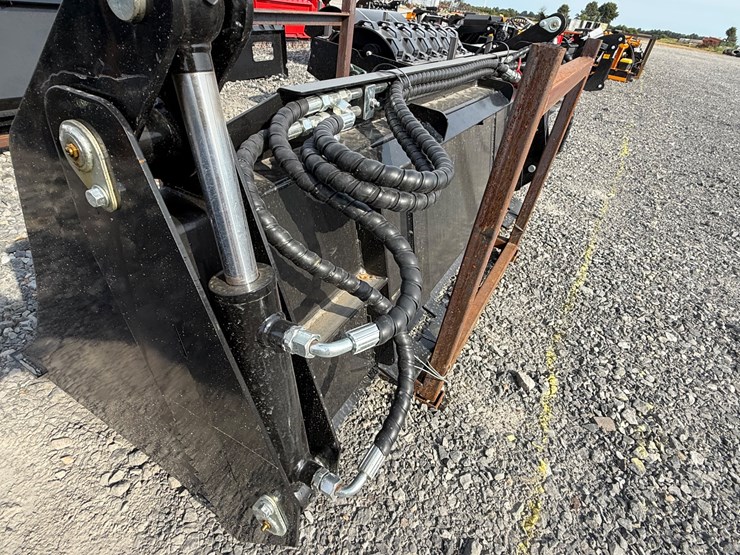 #2000-•-#26265-•-unused-giyi-72"-skid-steer-bucket-fkhd722507242-image-7