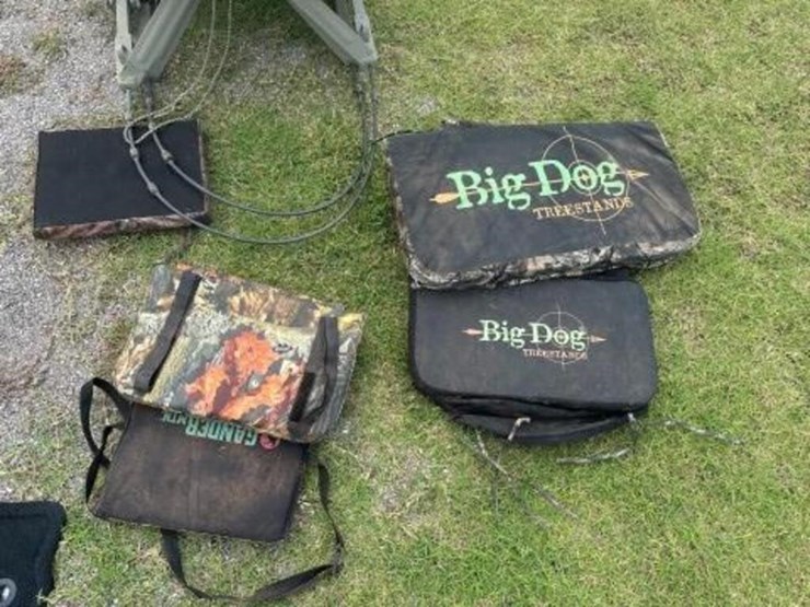 folding-hunting-tree-stand-&-pads-image-5