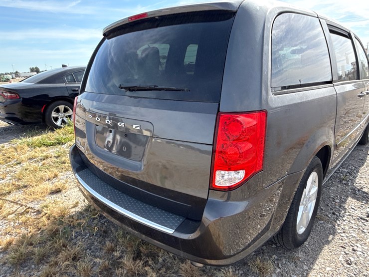 2015-dodge-grand-caravan-image-16